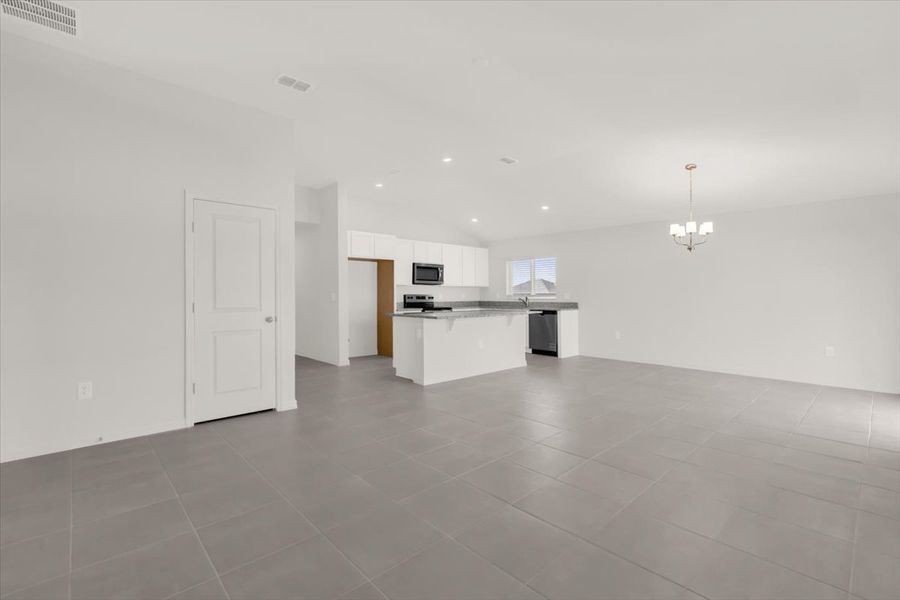 Spacious, unfurnished interior of a new home in Cypress Bluff II, Groveland (Image 4).