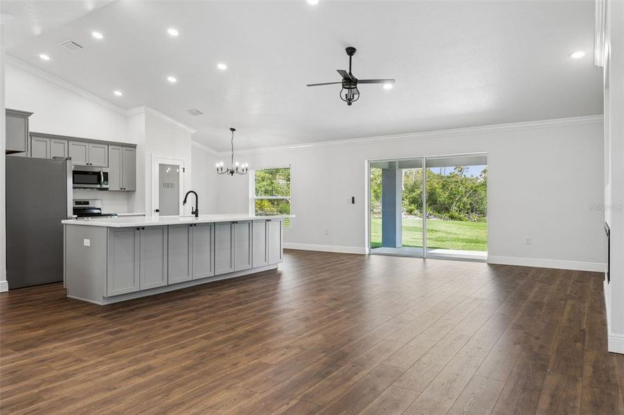 Spacious, unfurnished interior of a new home in , Weeki Wachee (Image 18).