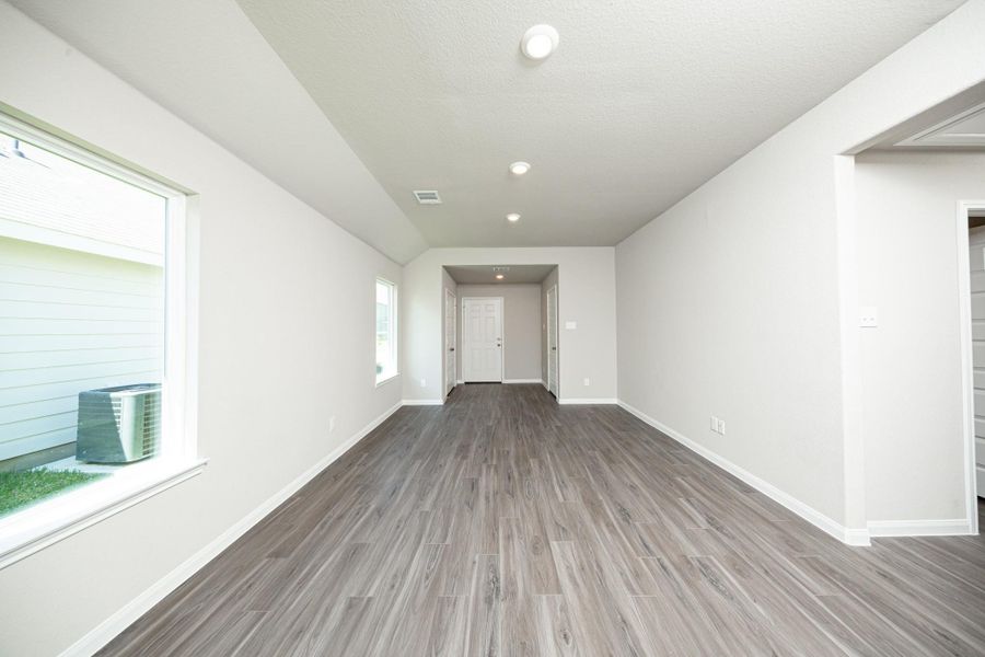 Spacious, unfurnished interior of a new home in Cliffstone Hills, Conroe (Image 11).