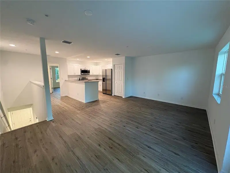 Spacious, unfurnished interior of a new home in , Bradenton (Image 9).
