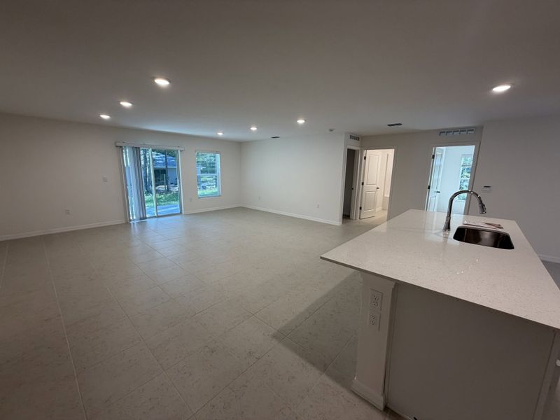 Spacious, unfurnished interior of a new home in Citrus Springs, Dunnellon (Image 19).
