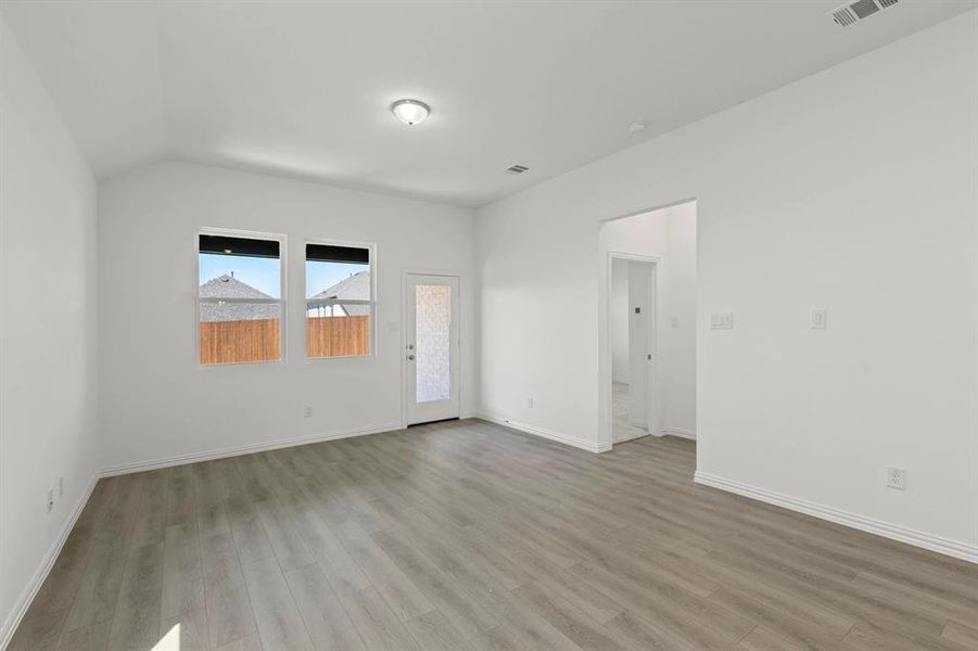 Spacious, unfurnished interior of a new home in Devonshire 40s, Forney (Image 24).