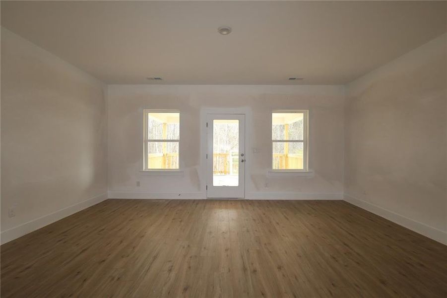 Spacious, unfurnished interior of a new home in Meadow Brook Farms, Cumming (Image 5).