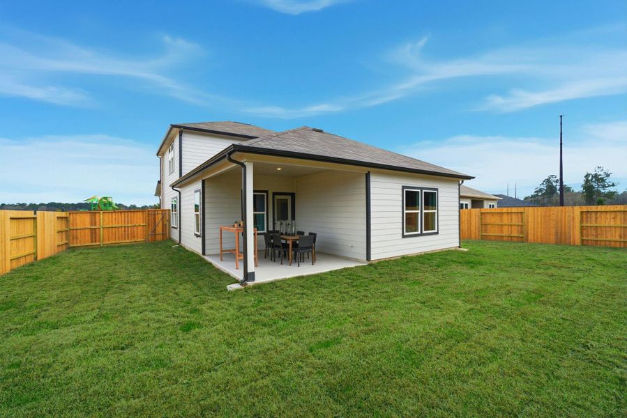 Exterior details and patio area of a home in Lago Mar, Texas City (Image 3).