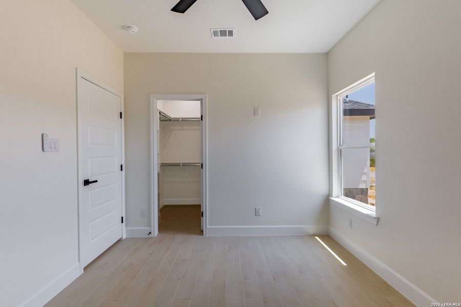 Spacious, unfurnished interior of a new home in , Eagle Pass (Image 25).