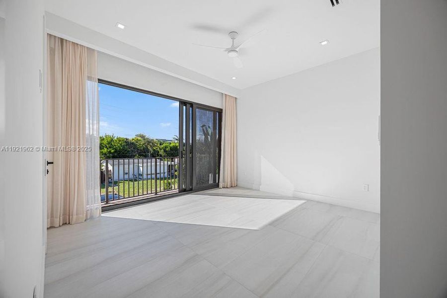 Spacious, unfurnished interior of a new home in , Fort Lauderdale (Image 98).