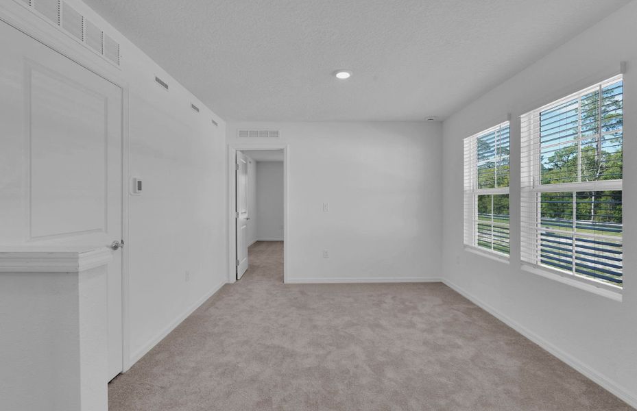 Spacious, unfurnished interior of a new home in Normandy Pines, Jacksonville (Image 8).
