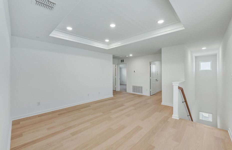 Spacious, unfurnished interior of a new home in Sunfield, Buda (Image 14).