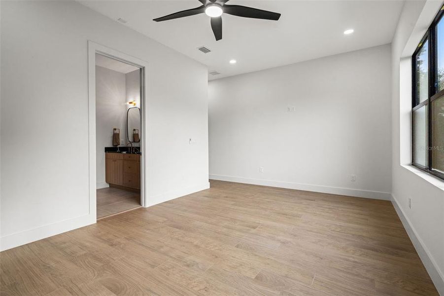 Spacious, unfurnished interior of a new home in , Tampa (Image 41).