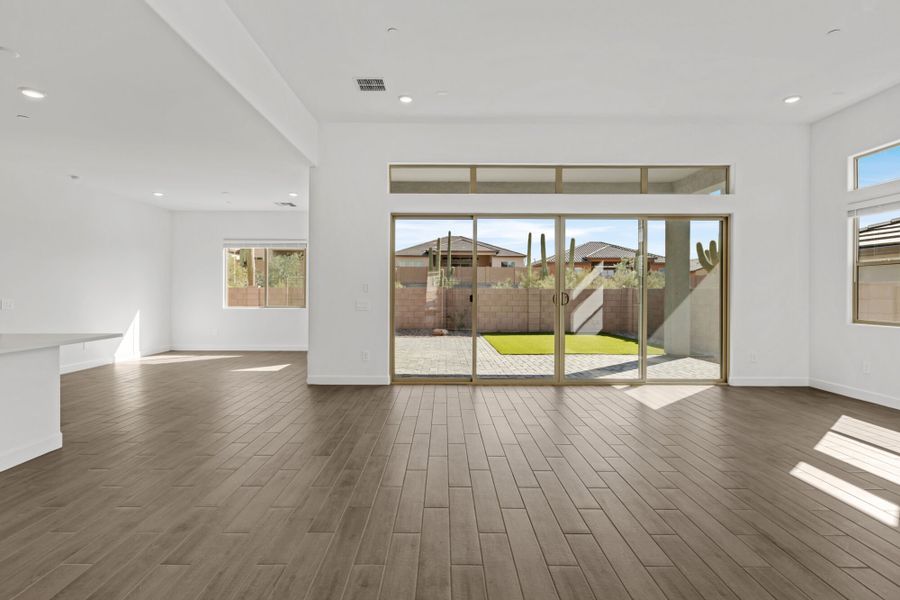 Spacious, unfurnished interior of a new home in Saguaro Reserve II, Marana (Image 13).