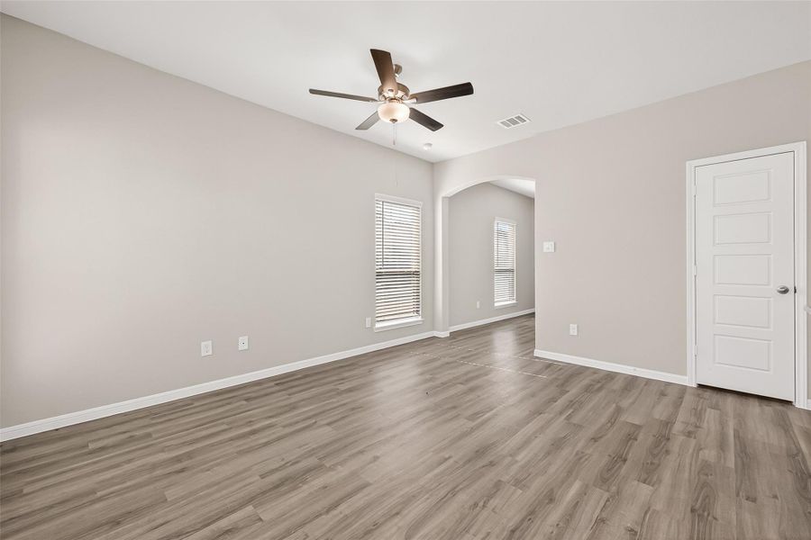 Spacious, unfurnished interior of a new home in Woodland Lakes, Houston (Image 33).