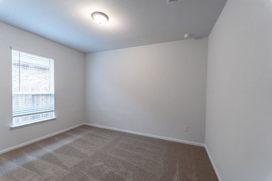 Spacious, unfurnished interior of a new home in Sunfield, Buda (Image 14).