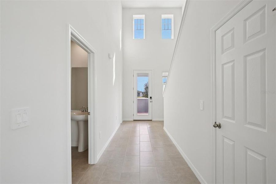 Spacious, unfurnished interior of a new home in , Lake Alfred (Image 14).