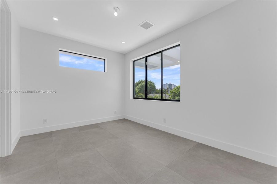 Spacious, unfurnished interior of a new home in , Pompano Beach (Image 16).