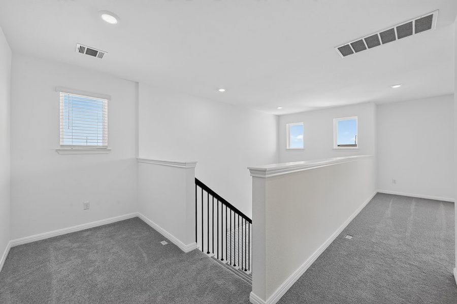 Spacious, unfurnished interior of a new home in Sunfield, Buda (Image 33).
