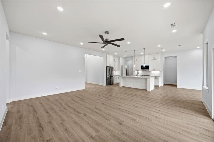 Spacious, unfurnished interior of a new home in , Tool (Image 22).