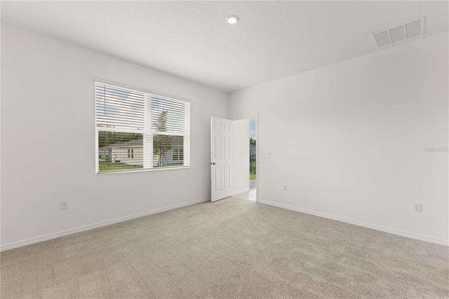 Spacious, unfurnished interior of a new home in Liberty Station, Orange City (Image 15).