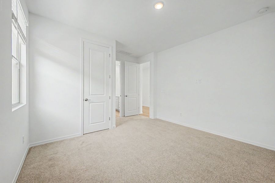 Spacious, unfurnished interior of a new home in Tyler Ranch, Buckeye (Image 14).