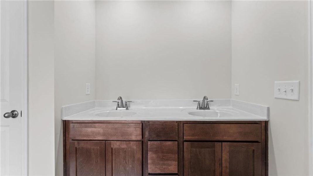 Close-up of interior finishes inside a home in Hampton Ridge, Jefferson (Image 4).