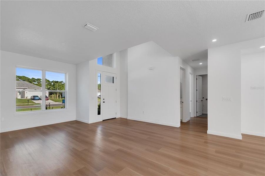 Spacious, unfurnished interior of a new home in , Palm Bay (Image 13).