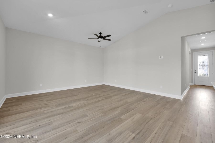 Spacious, unfurnished interior of a new home in Jennings Farm, Middleburg (Image 10).