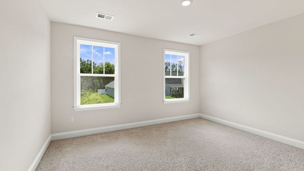 Spacious, unfurnished interior of a new home in Shadowood, Seneca (Image 32).