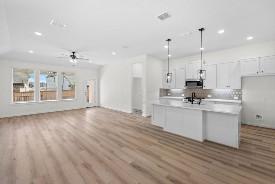 Spacious, unfurnished interior of a new home in Mayfair, New Braunfels (Image 6).