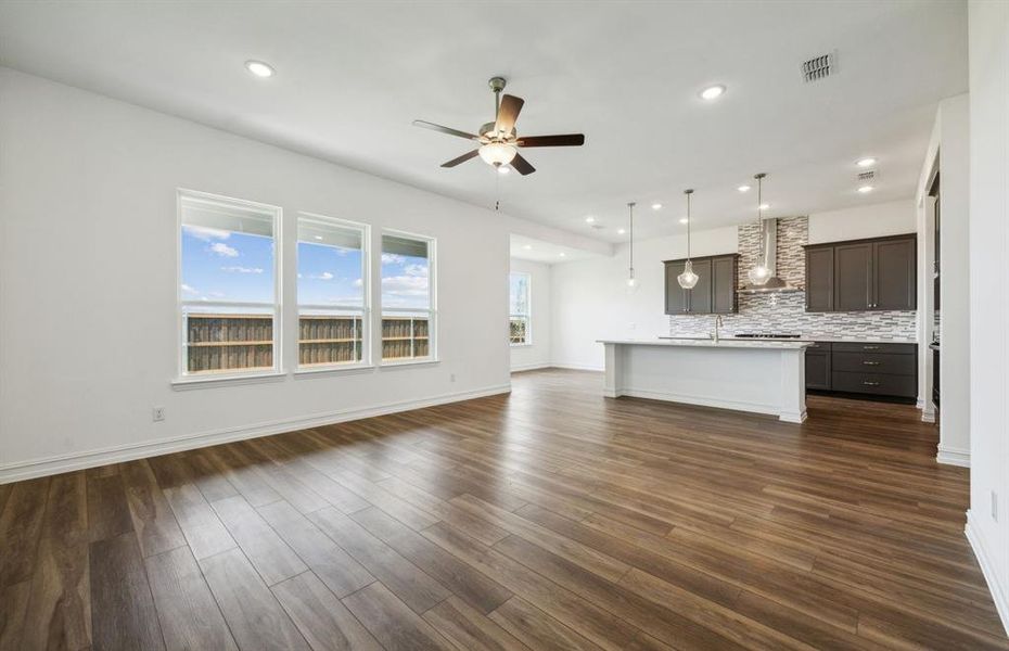 Airy gathering room*real home pictured