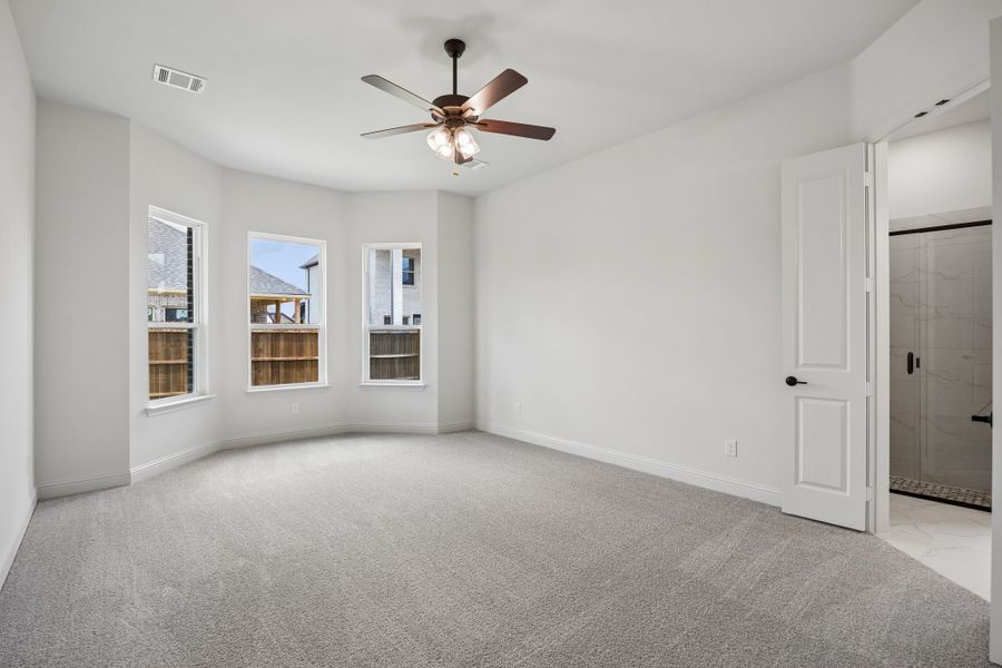 Spacious, unfurnished interior of a new home in Country Lakes, Denton (Image 13).
