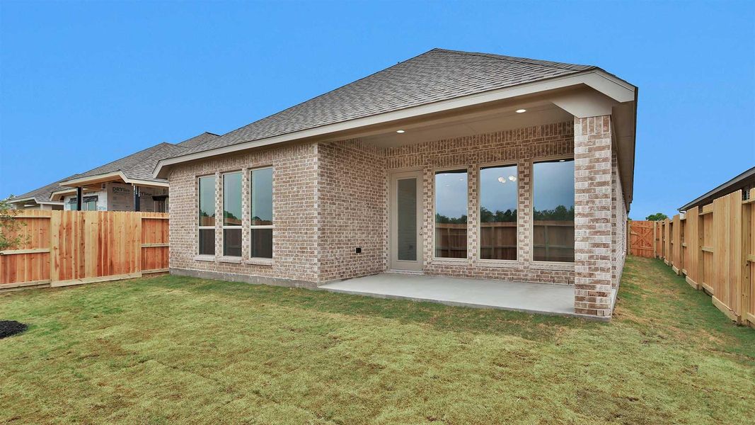 Exterior details and patio area of a home in Valencia, Manvel (Image 3).