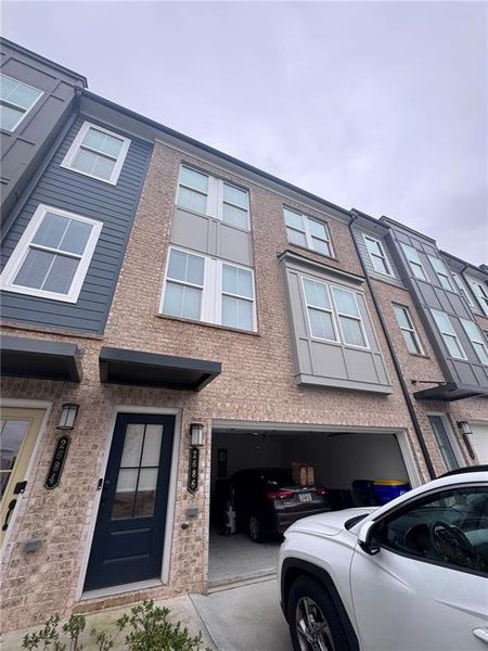 Condo located in Atlanta, GA showcasing its design and architecture (Image 2).