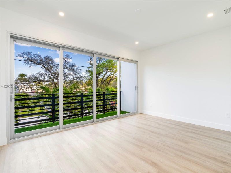 Spacious, unfurnished interior of a new home in , Fort Lauderdale (Image 19).
