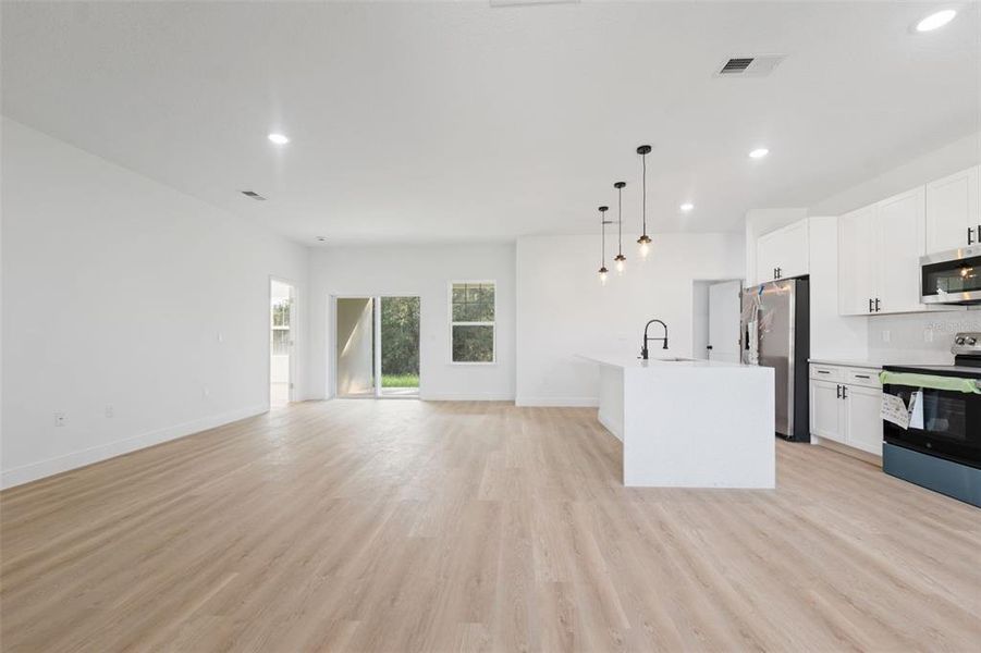 Spacious, unfurnished interior of a new home in , Ocala (Image 25).
