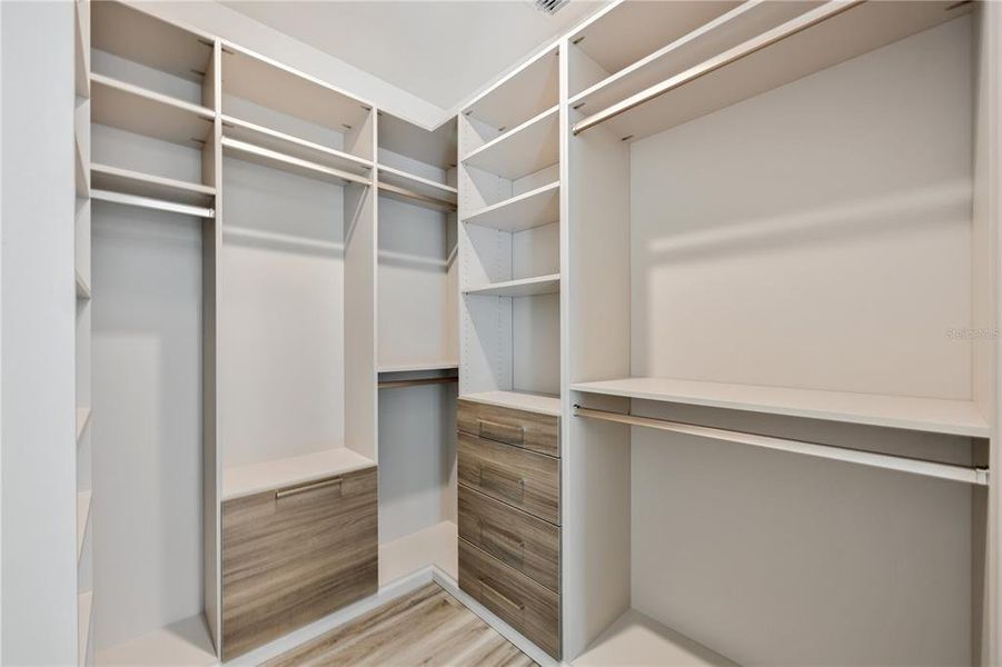 Spacious, unfurnished interior of a new home in , Tampa (Image 19).