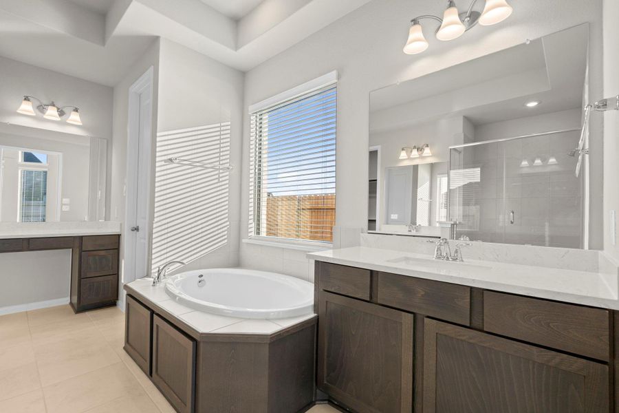 Furnished interior view inside a new home in Valencia 60', Manvel (Image 11).