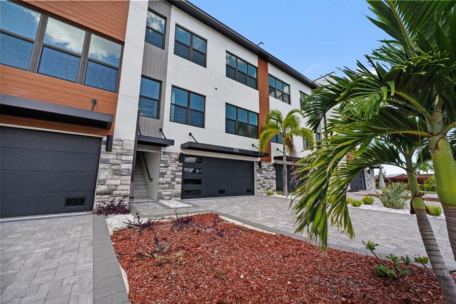 Exterior details and patio area of a home in , Apollo Beach (Image 1).