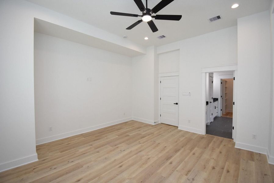 Spacious, unfurnished interior of a new home in , Houston (Image 28).