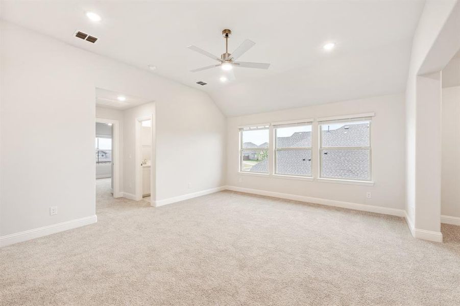 Spacious, unfurnished interior of a new home in Terracina, Rockwall (Image 38).