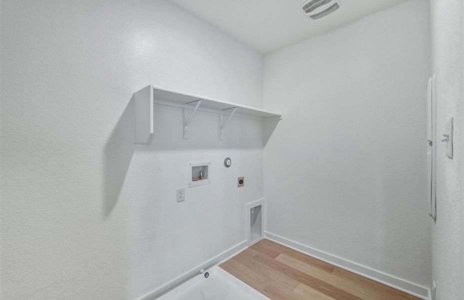 Spacious, unfurnished interior of a new home in Larson Crossing, Elgin (Image 38).