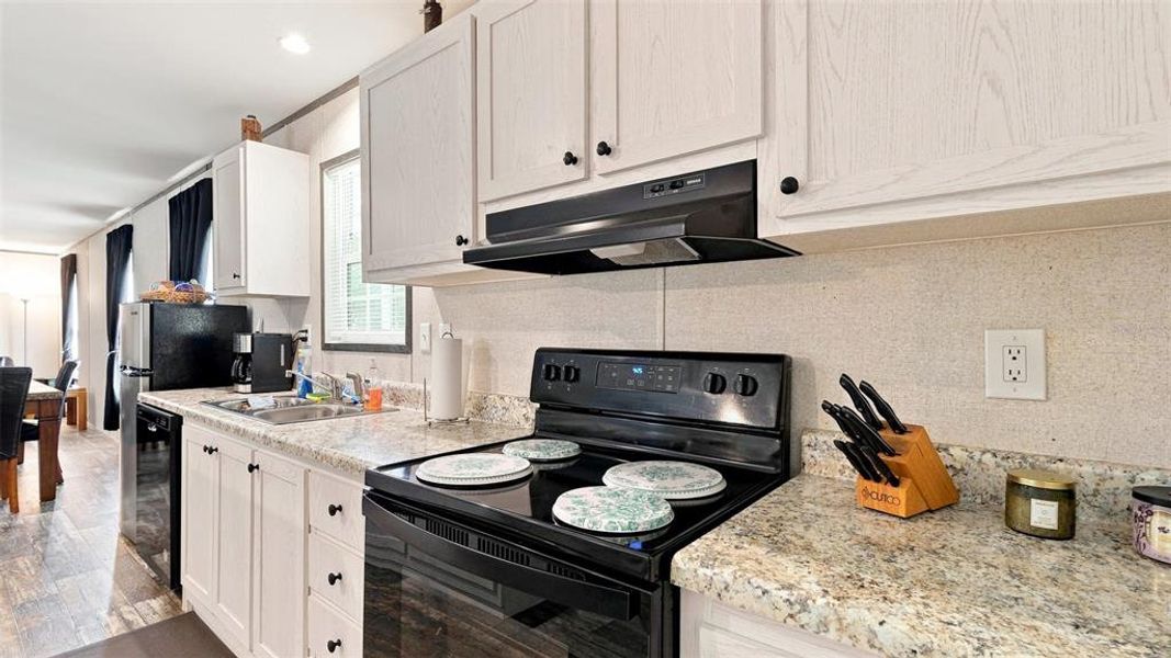 Furnished interior view inside a new home in , Hernando (Image 40).