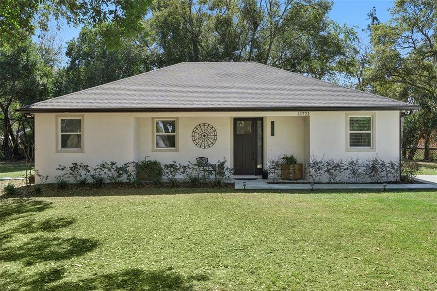 Exterior details and patio area of a home in , Minneola (Image 3).