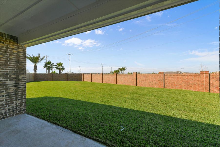 Exterior details and patio area of a home in Lago Mar, Texas City (Image 4).