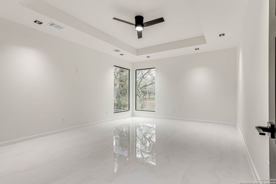 Spacious, unfurnished interior of a new home in , Floresville (Image 25).