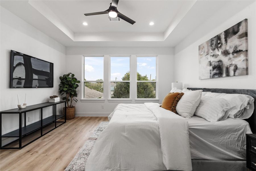 A retreat of comfort andproportion — the primary suitewelcomes soft natural light andoffers the serenity of a boutiquehotel.