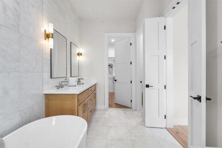 Furnished interior view inside a new home in , Grapevine (Image 14).