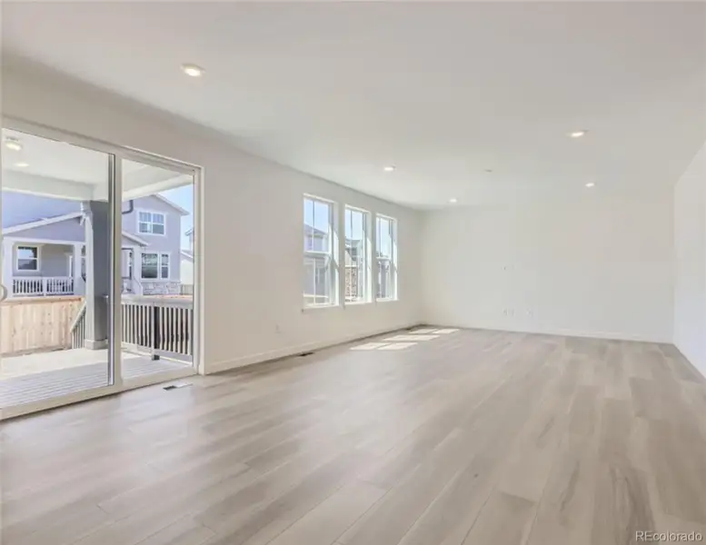 Spacious, unfurnished interior of a new home in Harvest Ridge, Aurora (Image 6).