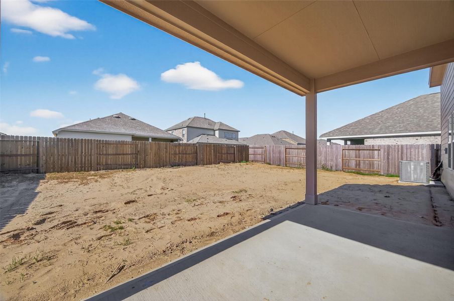 Exterior details and patio area of a home in Lago Mar, Texas City (Image 4).