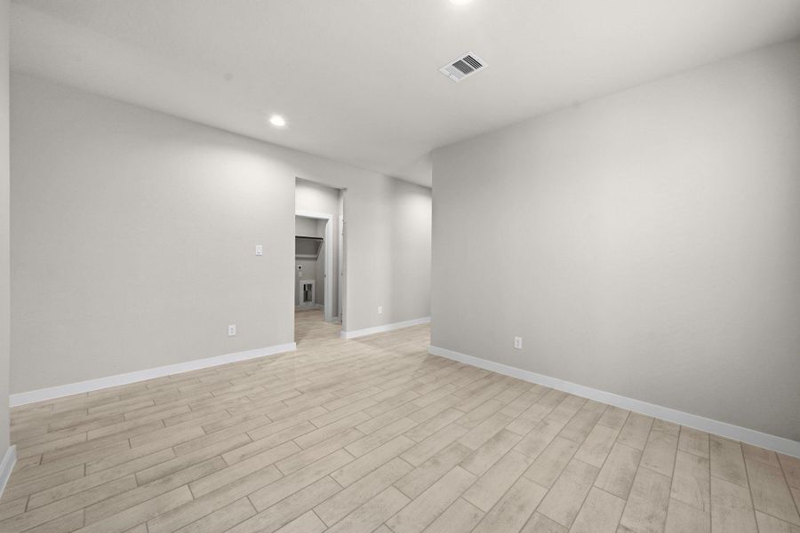 Spacious, unfurnished interior of a new home in Barton Creek Ranch, Conroe (Image 27).