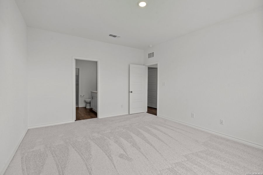 Spacious, unfurnished interior of a new home in Vista Real, Converse (Image 16).