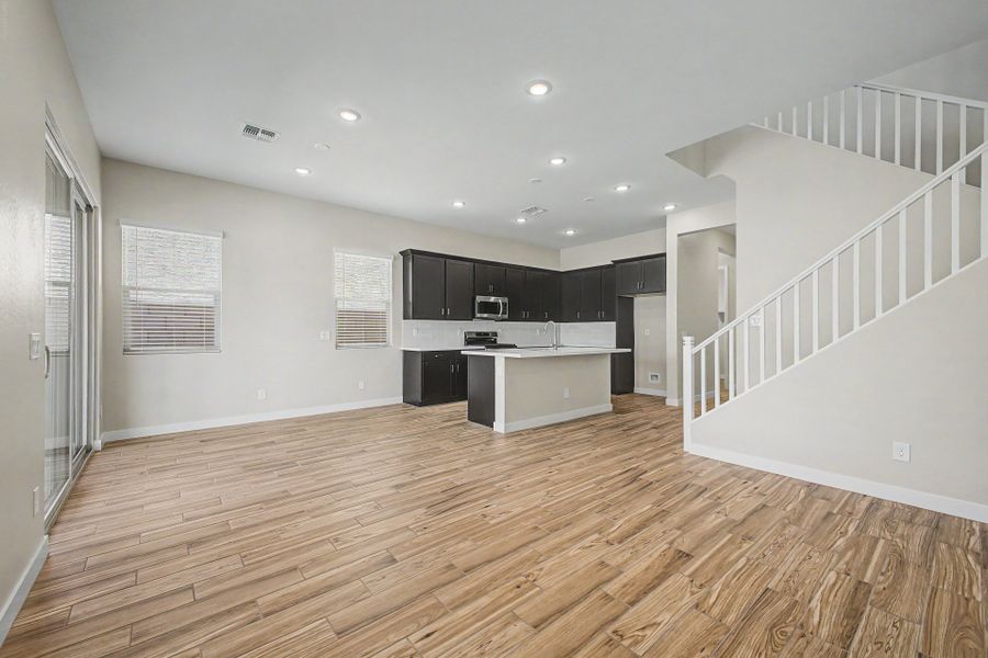 Spacious, unfurnished interior of a new home in Rialta, Mesa (Image 7).
